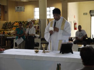 Padre José Myalil Paul na Santa Missa